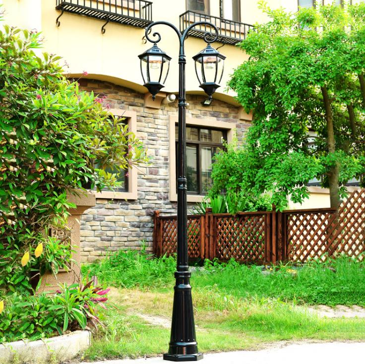 Cast Aluminium Solar Powered LED Streetlight Style Outdoor Light Lamp Post